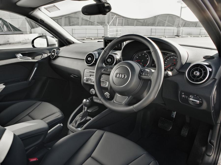 Торпедо Audi A1 TFSI S-Line (8X) 2010 года  (AU) (фото 4 из 5)